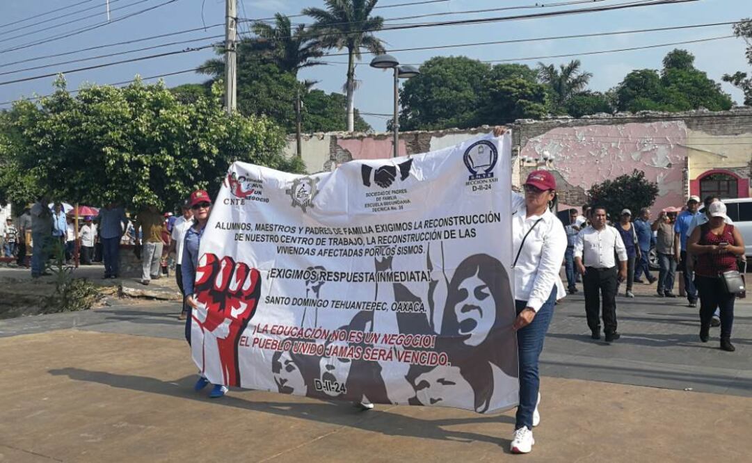 Marchan damnificados del sismo del 7-S por falta de apoyos en Oaxaca