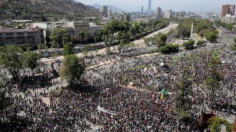 La imagen de la marcha pacífica en Chile que muestra la otra cara del descontento