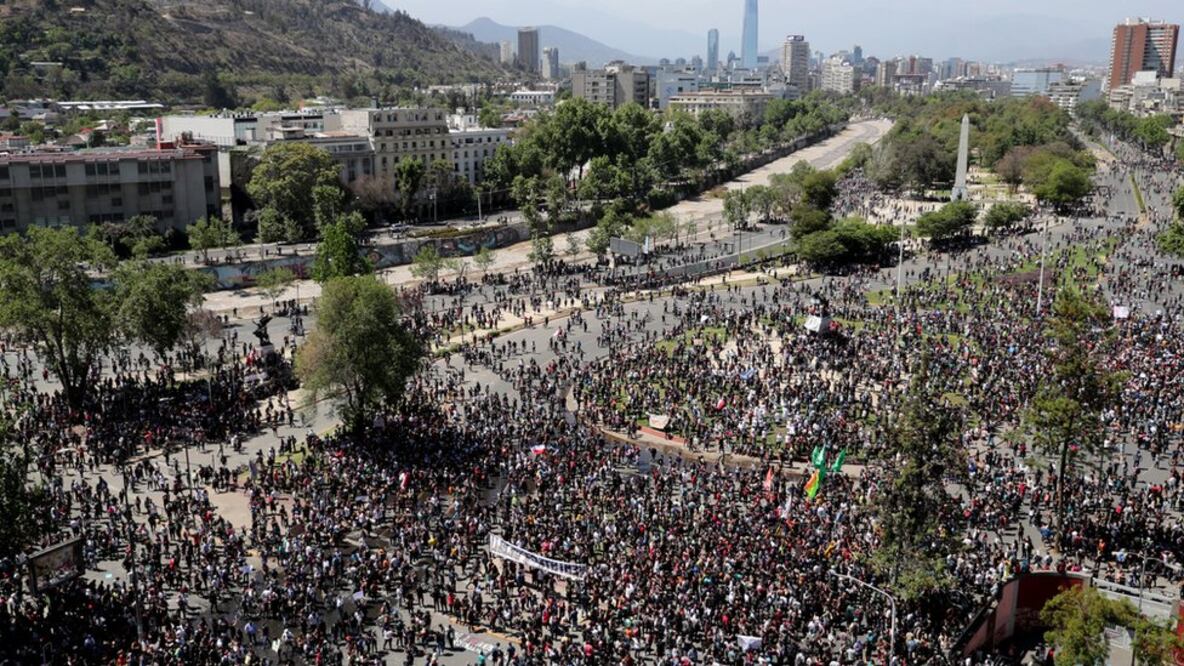 La marcha más multitudinaria de este lunes se produjo en Plaza Italia, el corazón de la capital de Chile (Foto: Reuters)