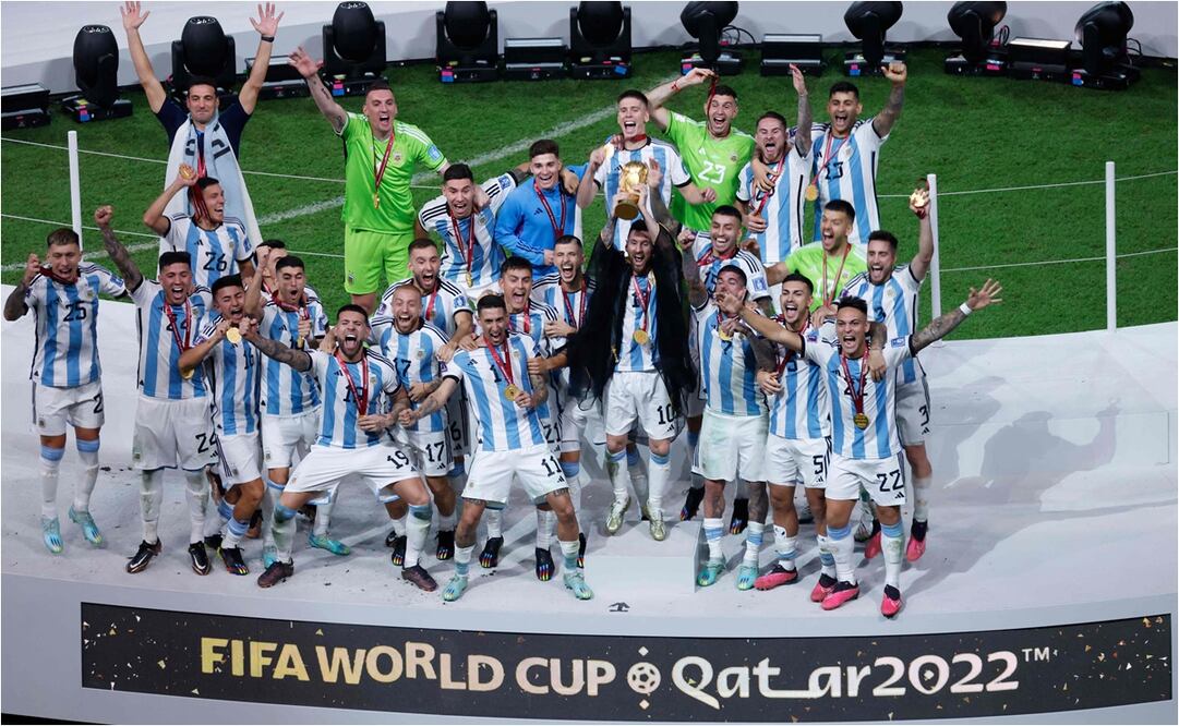 Los argentinos celebran el título tras derrotar a Francia. FOTO: AFP