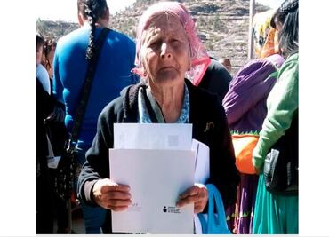Mujer tarahumara de 81 años concluye la primaria