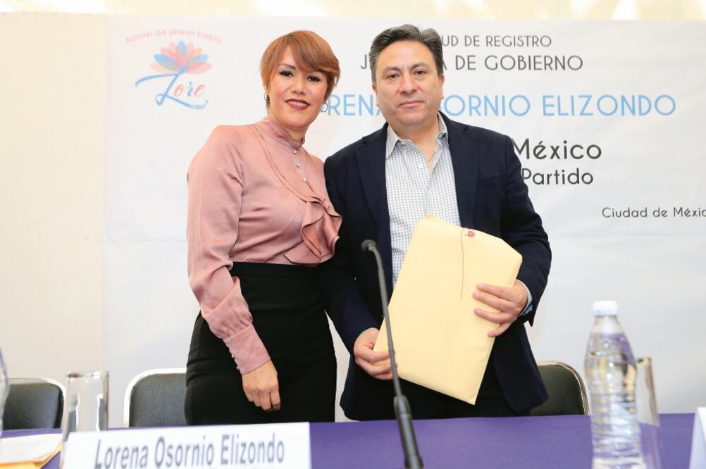 Mario Velázquez Miranda, presidente del Instituto Electoral de la Ciudad de México, recibió la documentación de Lorena Osornio (IRVIN OLIVARES. EL UNIVERSAL)