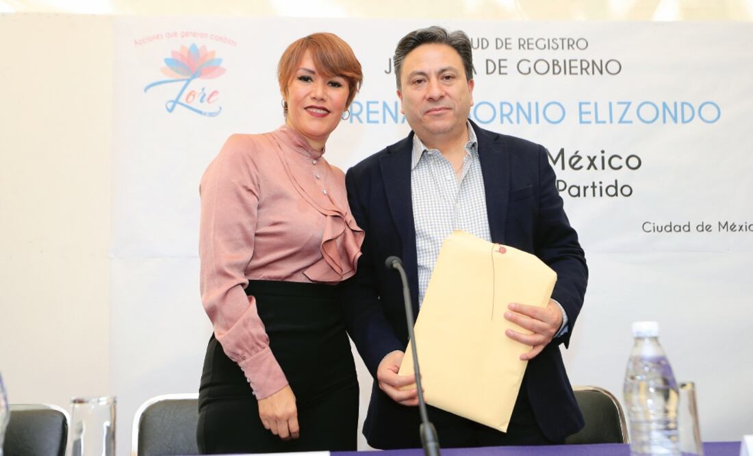 Mario Velázquez Miranda, presidente del Instituto Electoral de la Ciudad de México, recibió la documentación de Lorena Osornio (IRVIN OLIVARES. EL UNIVERSAL)
