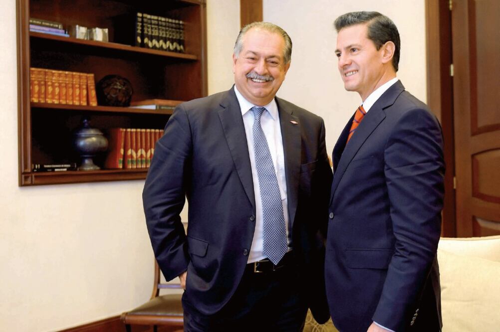 Enrique Peña Nieto (der.) recibió en privado, en la Residencia Oficial de Los Pinos, al director general de DowDuPont, Andrew N. Liveris. (PRESIDENCIA)