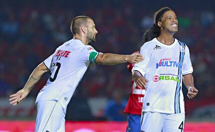 Emanuel Villa revela que Ronaldinho no sabía cómo usar los cajeros en Querétaro; "Él necesitaba 30 mil pesos"