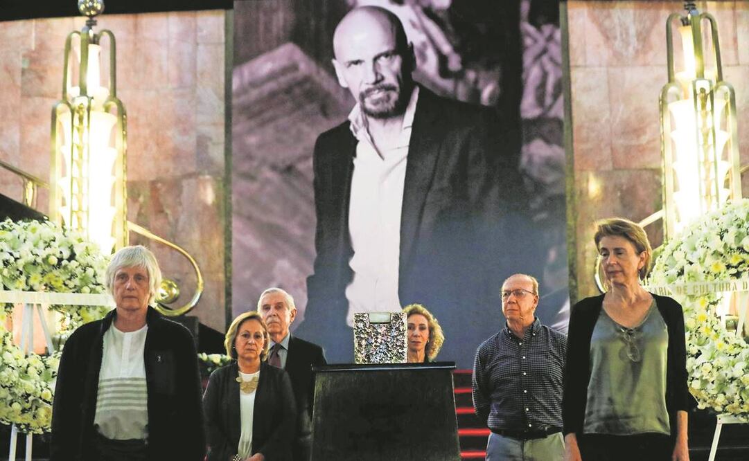 Familiares, amigos y funcionarios se reunieron en el vestíbulo del Palacio de Bellas Artes para dar el último adiós al reconocido artista plástico.
