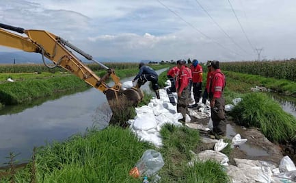 Con 800 costales evitan desbordamiento del canal Totoltepec en Toluca