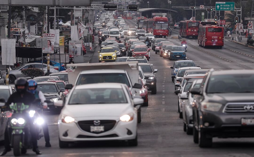 Varios vehículos en una avenida este lunes, en Ciudad de México (México). Este lunes se activó la fase uno de contingencia ambiental atmosférica debido a los altos índices de ozono en la zona metropolitana del Valle de México, según informó la Comisión Ambiental de la Megalópolis (Came). EFE/Isaac Esquivel