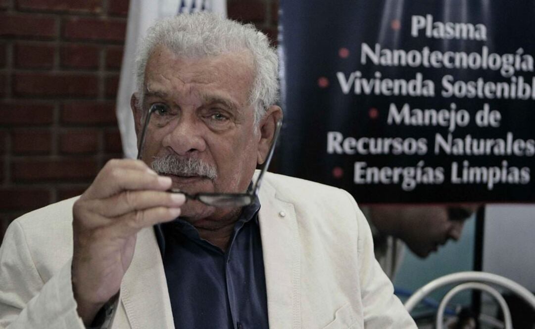 otografía de archivo fechada el 22 de agosto de 2012 que muestra al escritor Derek Walcott. Foto: EFE