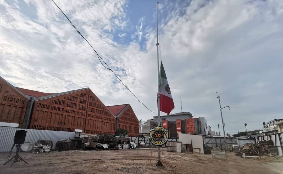 Bandera a media asta en Juchitán por las víctimas del sismo de 2017 (Fotos: Roselia Chaca/ EL UNIVERSAL)