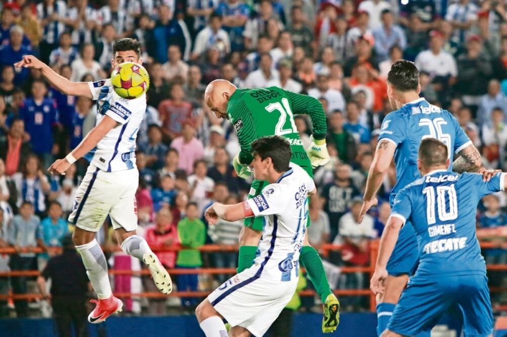 Certero y potente remate de cabeza del portero tuzo, que eliminó a los azules. (FOTOS: IMAGO7)