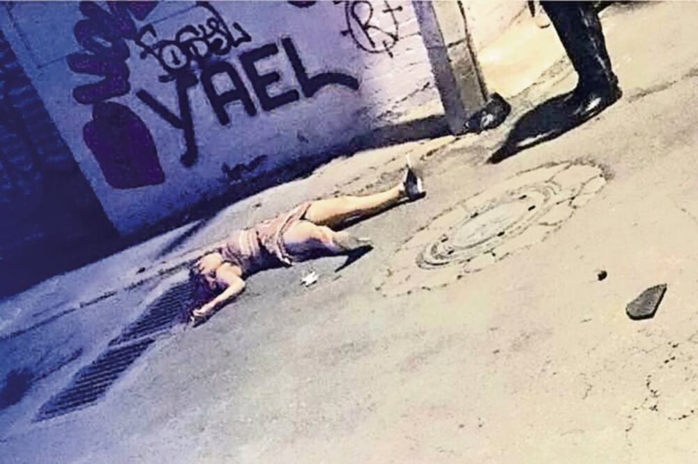 Hallazgo. El cuerpo de la mujer de 25 años de edad fue hallado en medio de las calles Ermitaño y Esperanza en la colonia El Ermitaño. Foto: ESPECIAL