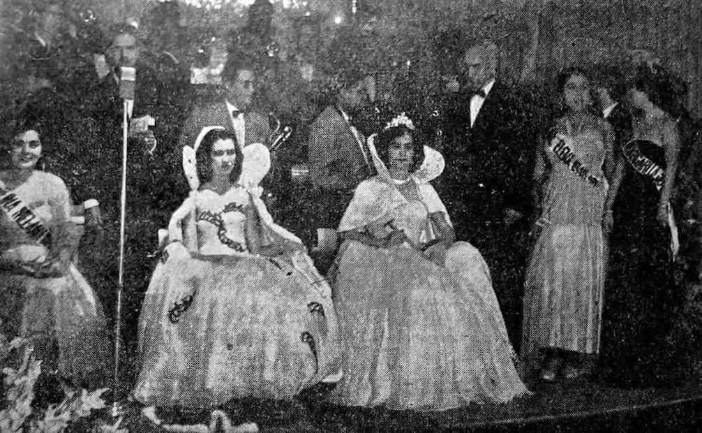 Coronación de María Trinidad I, 1951. Además de recibir el título de manos de su antecesora, Alma I, a la celebración también acudieron las reinas anteriores, María Elena I y Melania I. Foto: ESPECIAL/Cortesía Enrique Chávez Poupard.