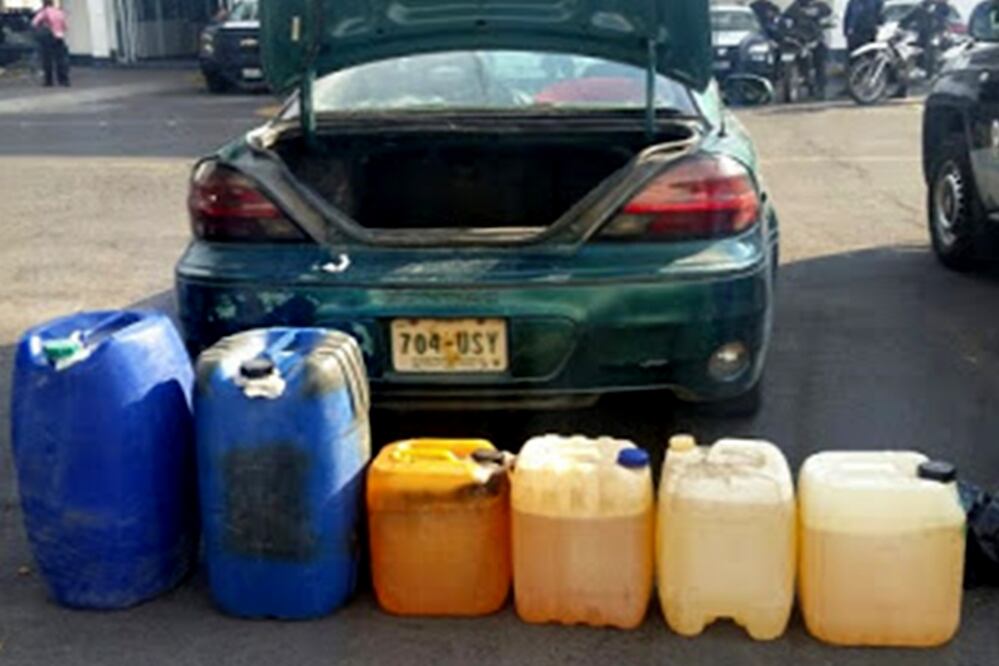 En vehículos robados, huachicoleros que operan en el estado de Puebla transportan  el hidrocarburo sustraído de forma ilegal  de ductos de Petróleos Mexicanos (Pemex).