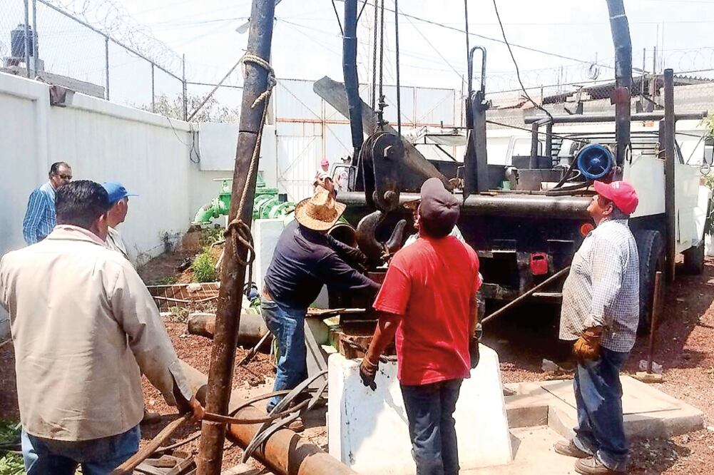 Los vecinos se quejan de que en plena época de calor se realicen las obras re reparación de pozos, lo que complica sus actividades cotidianas. (ESPECIAL)