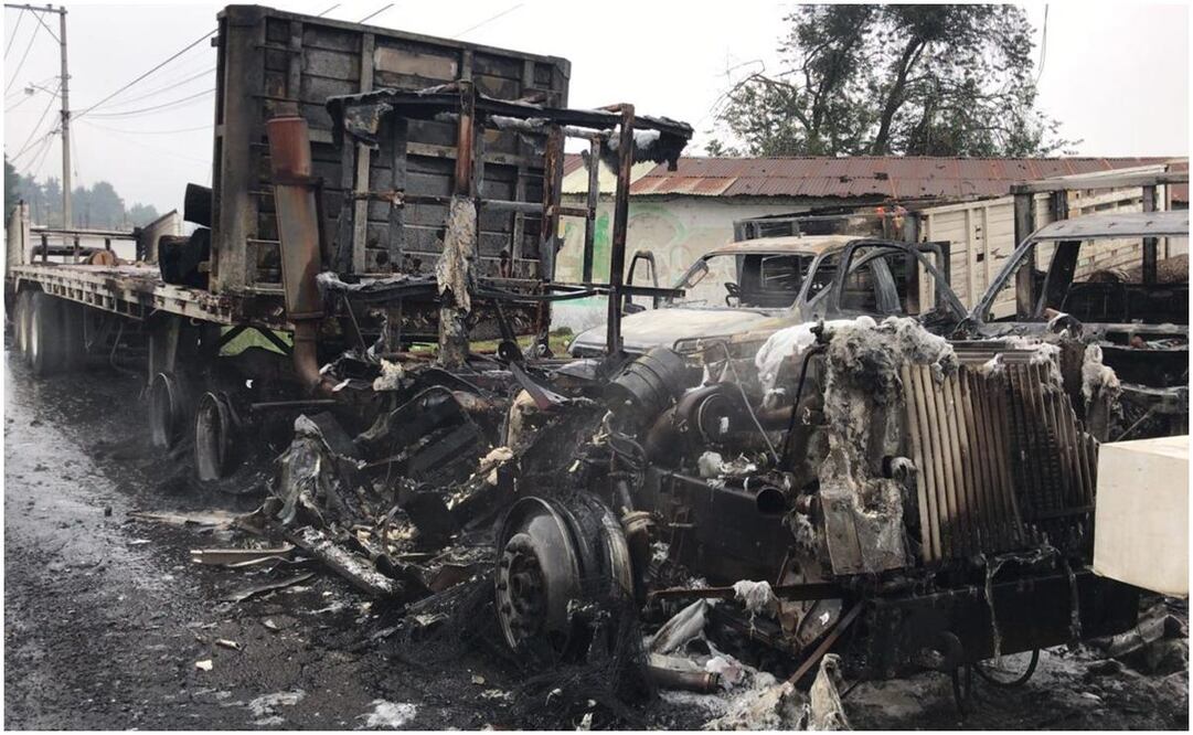 Camionetas 3 y un camión de córnea incendiados por talamontes, Huitzilac, Morelos. Foto: Francisco Rodríguez/ EL UNIVERSAL