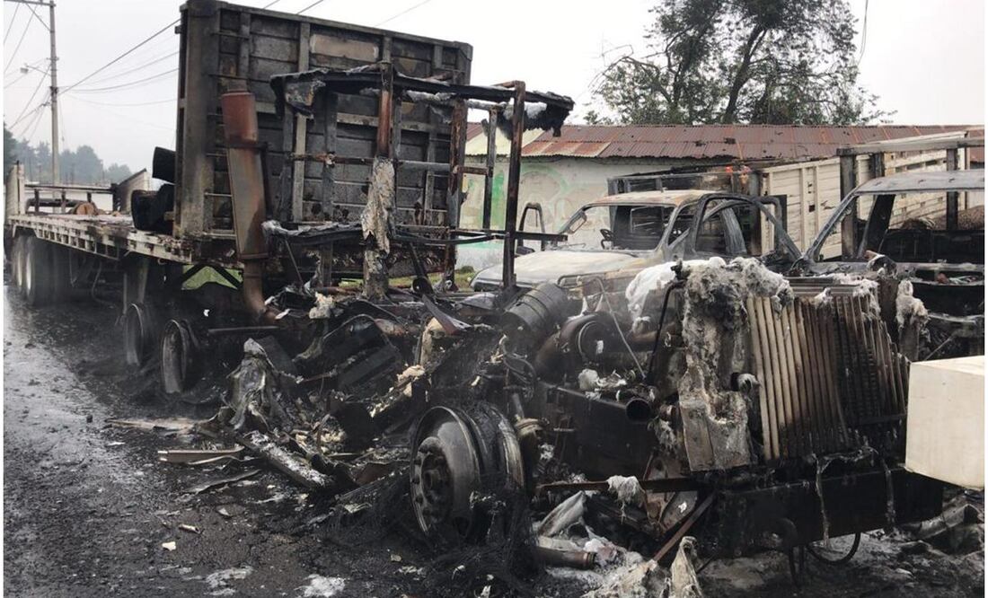 Camionetas 3 y un camión de córnea incendiados por talamontes, Huitzilac, Morelos. Foto: Francisco Rodríguez/ EL UNIVERSAL