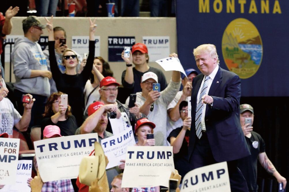 El aspirante presidencial republicano Donald Trump, a su llegada ayer a un mitin en Billings, Montana (JONATHAN ERNST. REUTERS)
