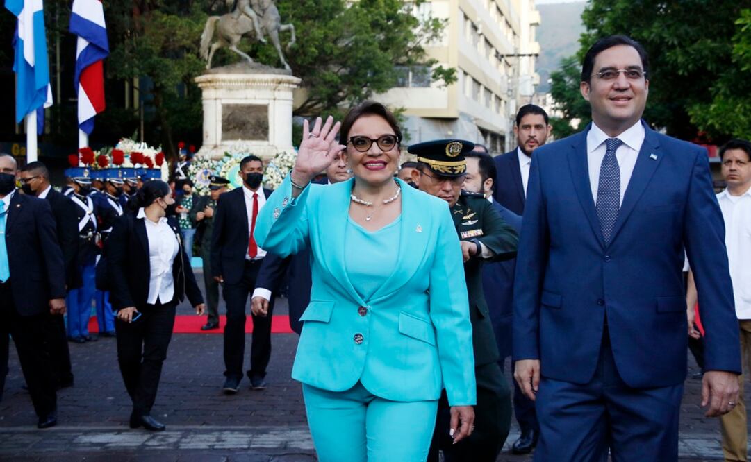 La presidenta de honduras Xiomara Castro y el secretario privado Héctor Manuel Zelaya. Foto: EFE