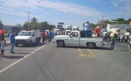 Pobladores bloquean carretera en Guerrero