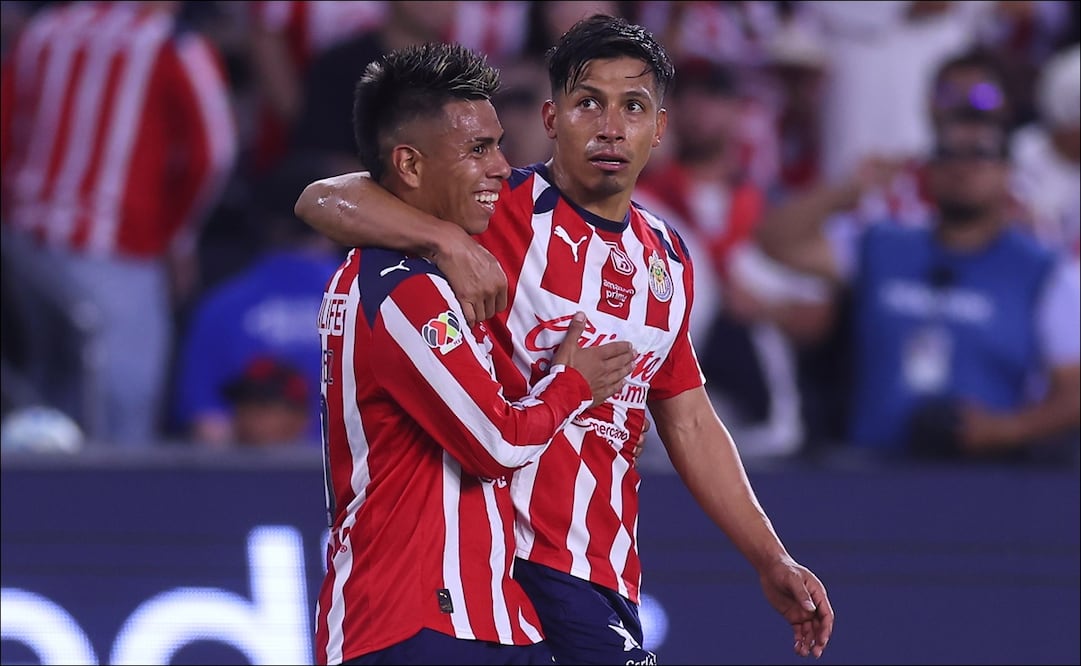 Ángel Sepúlveda y Efraín Álvarez celebran el tanto anotado por el Guadalajara en el amistoso ante el Atlas. FOTO: @Chivas