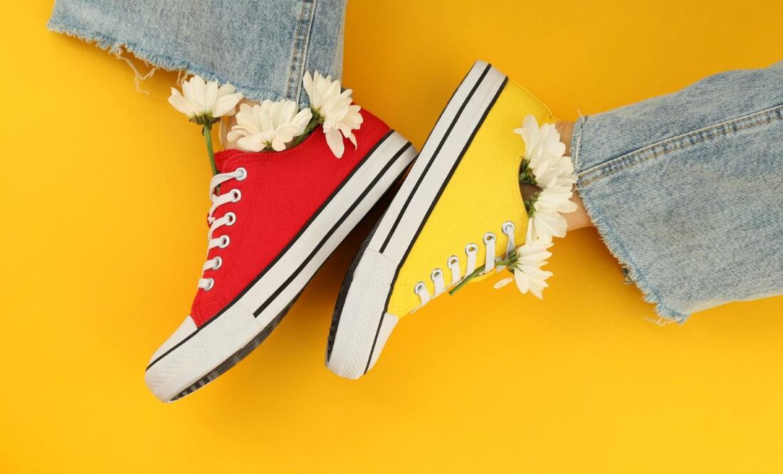 Así de fácil puedes lavar tus tenis de lona y dejarlos como nuevos. Foto: Freepik