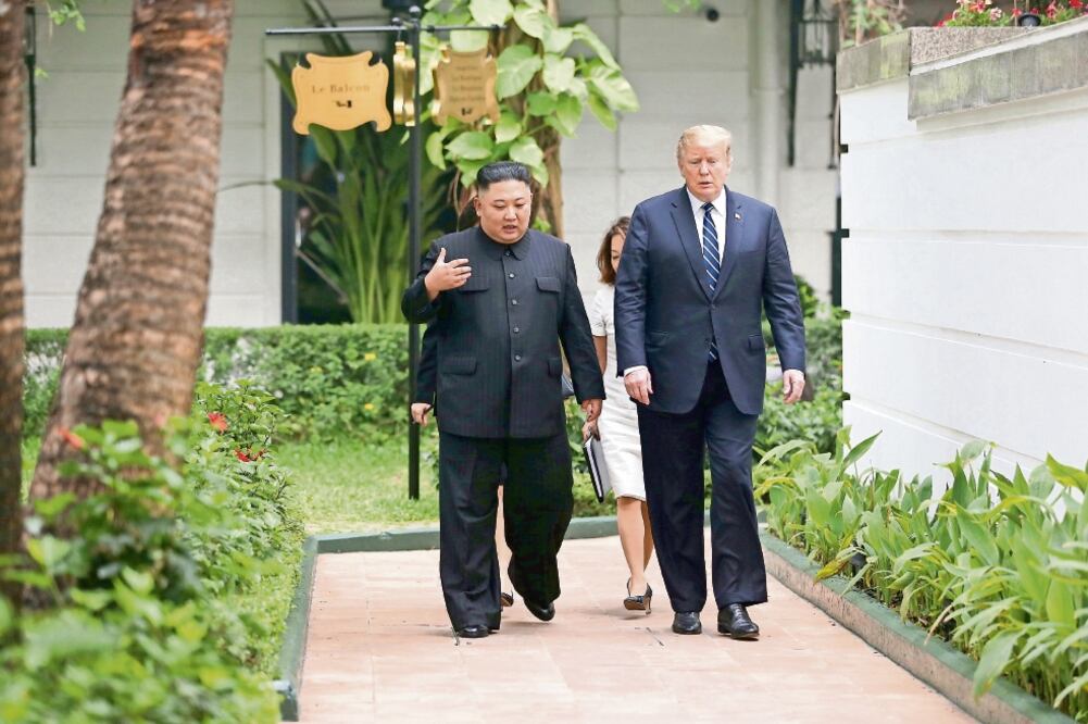 El líder norcoreano, Kim Jong-un, con el presidente estadounidense, Donald Trump, hoy en el hotel Metropole, en su segundo día de la cumbre, en Hanói. (LEAH MILLIS. REUTERS)