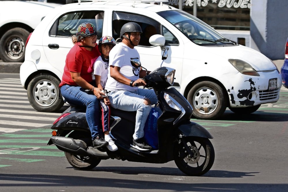 Entre las medidas está el no llevar a más pasajeros de los que indica la tarjeta de circulación. Foto: Carlos Mejía / El Universal
