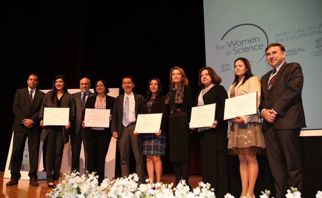 Ganadoras e integrantes del presidium durante la ceremonia de entrega de las Becas para las Mujeres en la Ciencia L’Oréal-Unesco-Conacyt-AMC 2016 (FOTO: AMC)