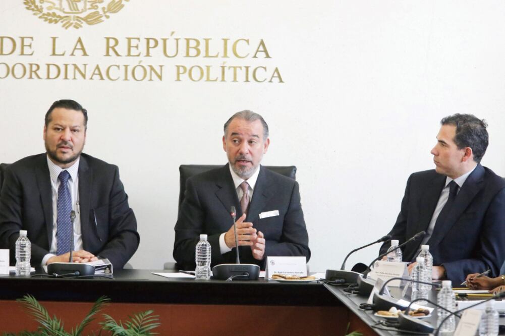 El procurador, al centro, se reunió con la Junta de Coordinación Política del Senado, junto con el presidente de la Conago, Graco Ramírez, para presentar un diagnóstico de la situación en las entidades del nuevo Sistema de Justicia (SENADO)