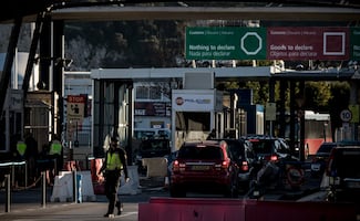 Unión Europea y Reino Unido firman acuerdo que pone fin a controles fronterizos entre Gibraltar y España; entra en vigor esta semana