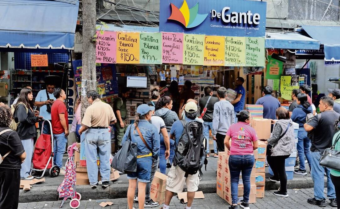 Padres de familia, algunos procedentes del Estado de México, anticipan la compra de útiles en las calles de Mesones y Regina, en el Centro Histórico. Foto: Benjamin Becerril / EL UNIVERSAL