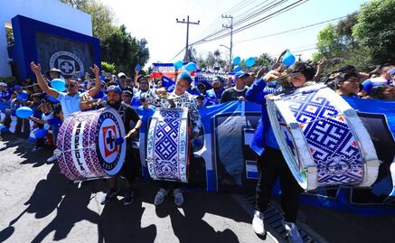Aficionados de Cruz Azul viven una fiesta en La Noria, previo al Clásico Joven