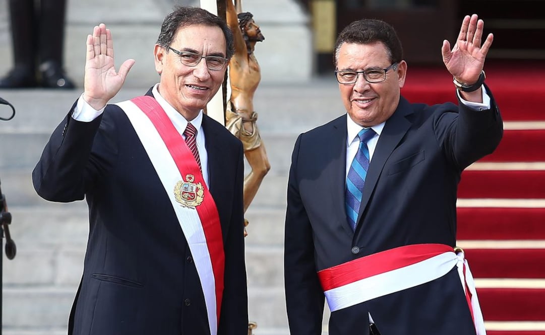 Fotografía de archivo fechada el 2 de abril de 2018, que muestra al presidente de Perú, Martín Vizcarra, mientras saluda junto al ministro de Defensa, José Huerta Torres(Foto: Archivo / EFE)