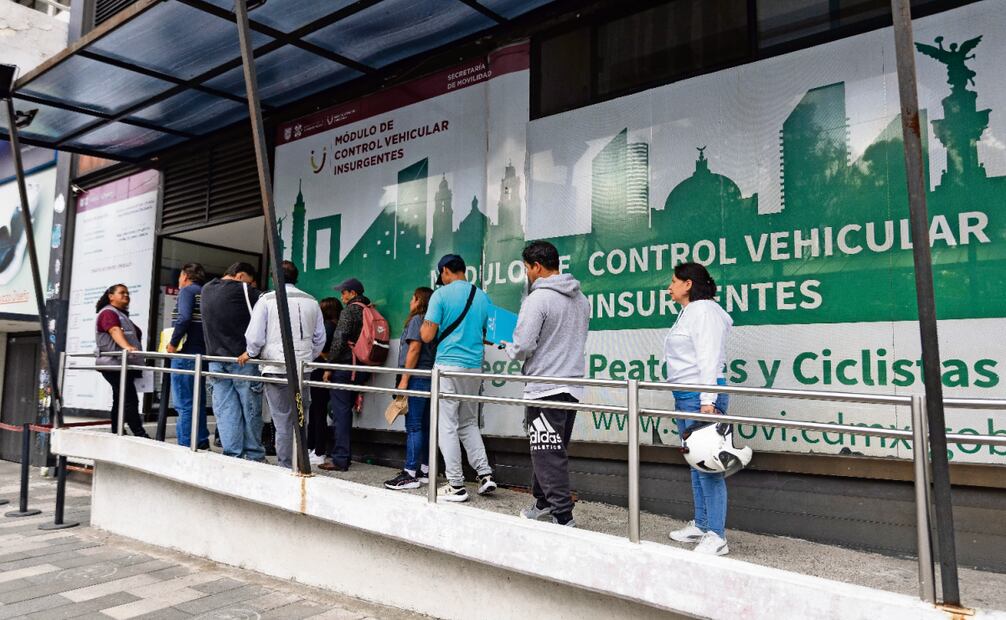 Capitalinos acuden al módulo de la Semovi en la avenida Álvaro Obregón para tramitar su licencia de conducir permanente. Foto: Hugo Salvador / EL UNIVERSAL