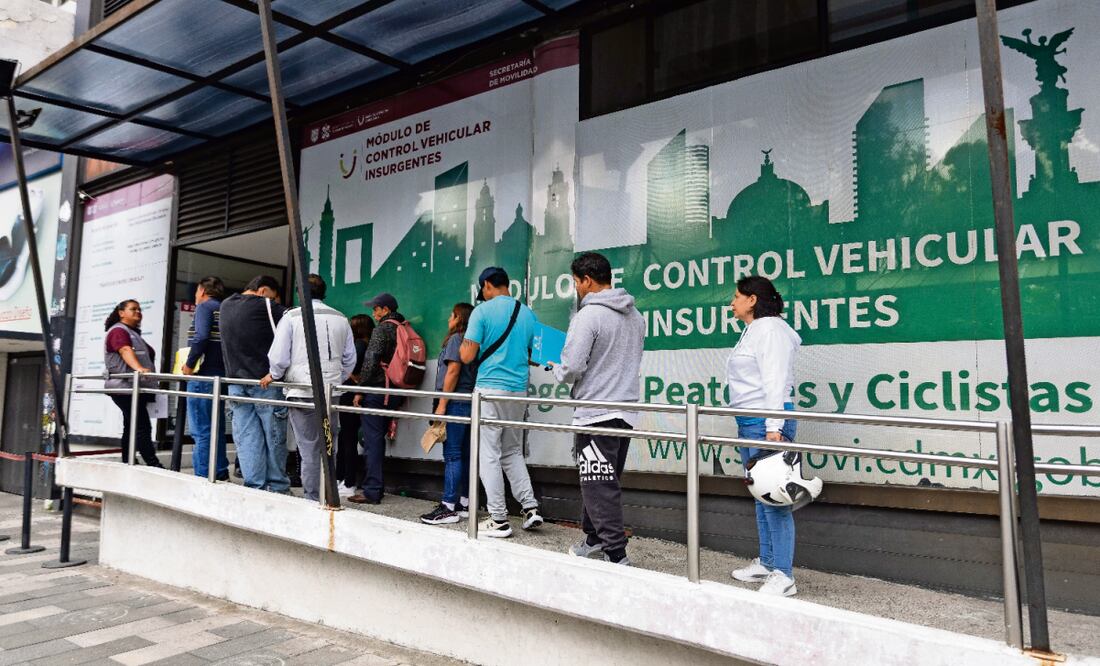 Capitalinos acudieron al módulo de la Semovi en la avenida Álvaro Obregón para tramitar su licencia de conducir permanente. Foto: Hugo Salvador / EL UNIVERSAL