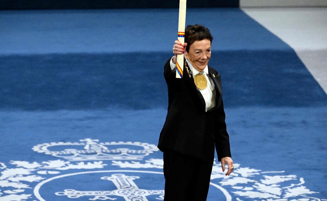 La fotógrafa mexicana Graciela Iturbide posa tras recibir el Premio Princesa de Asturias de las Artes en España el 24 de octubre de 2025. Foto: Miguel RIOPA / AFP.