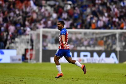 Miguel Ponce anota gol en el juego entre Cruz Azul y Chivas 