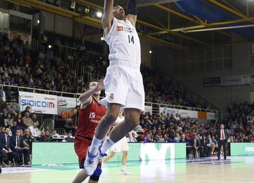 Gustavo Ayón gana duelo a Francisco Cruz en España