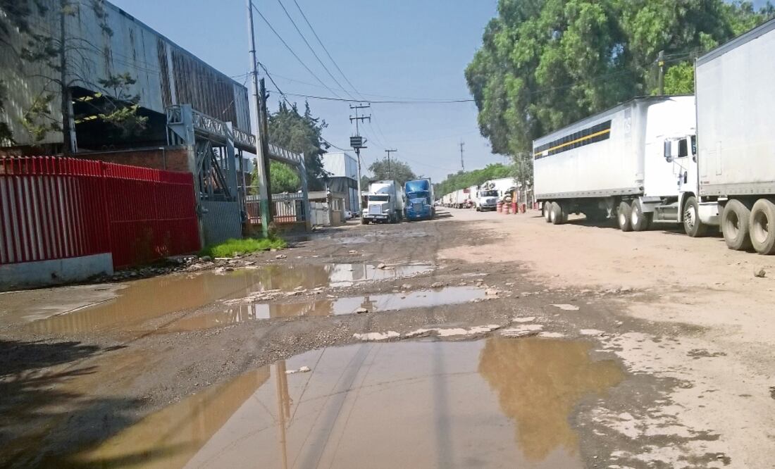 Autoridades de Cuautitlán Izcalli admiten que existe en las calles un deterioro con rezago de más de 15 años que no se ha podido atender en 22 meses del actual administración, pero continúan los esfuerzos y la rehabilitación (JUAN MANUEL BARRERA. EL UNIV)