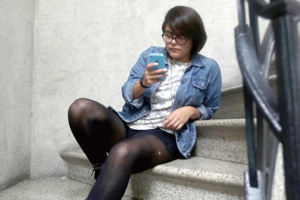 Caracol López Colunga define el infierno como un lugar sin acceso a una computadora o a un celular sin internet. Vive inmersa en un medio digital y trabaja todo el día en una computadora (JUAN CARLOS REYES. EL UNIVERSAL)