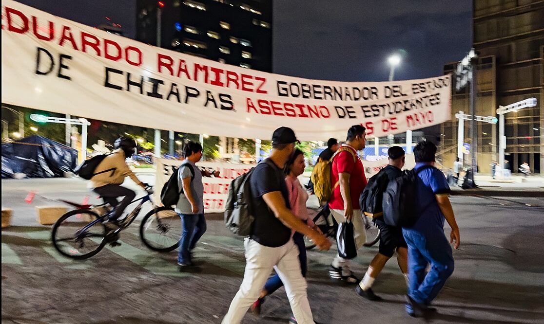 Ciudadanos caminan entre el plantón de normalistas que mantiene en Paseo de la Reforma e Insurgentes; se mantiene sin servicio las Líneas 1 y 7 del Metrobús en la Ciudad de México, el jueves 5 de junio de 2025. Foto: Hugo Salvador/EL UNIVERSAL
