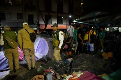 INM y Guardia Nacional desalojan campamento migrante de Plaza Giordano Bruno en la CDMX