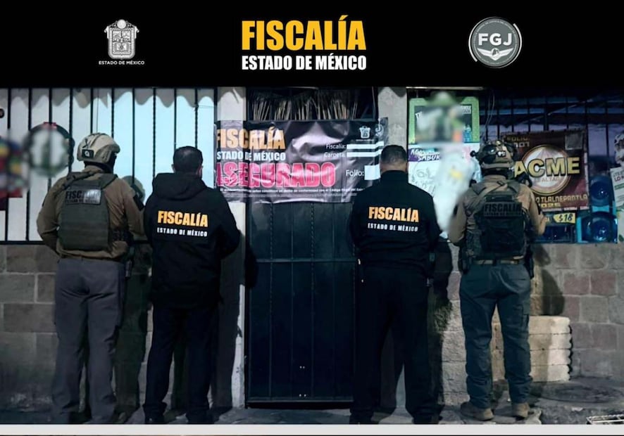 En tanto que, como parte de las acciones para el esclarecimiento de los hechos, elementos de esta Fiscalía aseguraron y colocaron sellos en la tienda de abarrotes en el municipio de Tlalnepantla. Foto: Especial