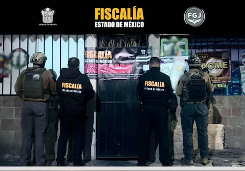 En tanto que, como parte de las acciones para el esclarecimiento de los hechos, elementos de esta Fiscalía aseguraron y colocaron sellos en la tienda de abarrotes en el municipio de Tlalnepantla. Foto: Especial