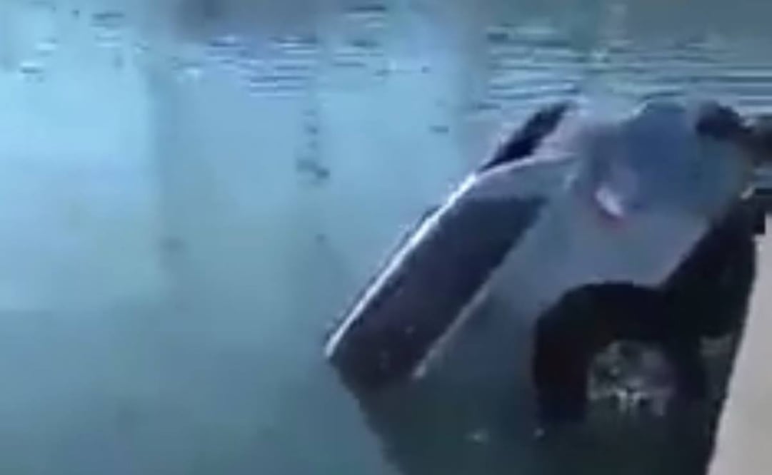 Camioneta cae al mar. Foto: Especial.