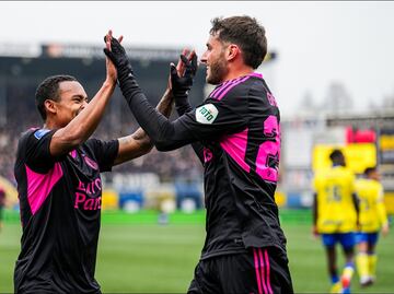 Santiago Giménez vuelve a anotar; abrió el marcador para el Feyenoord ante el Cambuur