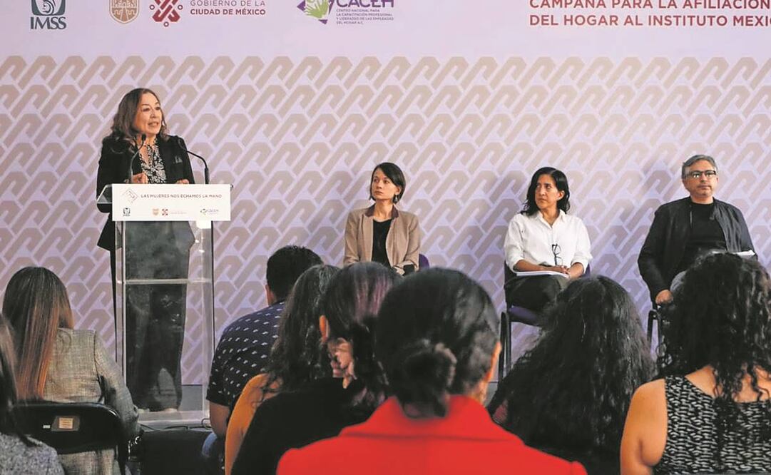 Al presentar la campaña Las Mujeres Nos Echamos la Mano, la secretaria de las Mujeres, Ingrid Gómez, habló de los beneficios para las trabajadoras del hogar afiliadas, entre ellos la cobertura ante riesgos. Foto: Especial