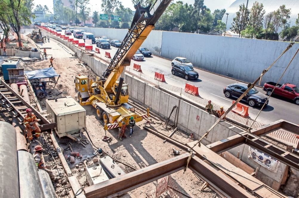 El titular de la Secretaría de Obras y Servicios, Édgar Tungüí, informó que falta escavar 14 metros longitudinales por debajo de la Calzada de Tlalpan. YADÍN XOLALPA. EL UNIVERSAL