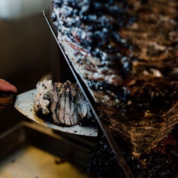 Así son los tacos al pastor negro del chef Roberto Solís